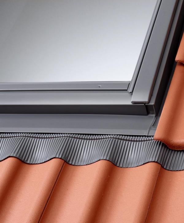 Velux EDZ 2000 FK04 66x98 hőszigetelt burkolókeret cseréphez 45mm-ig